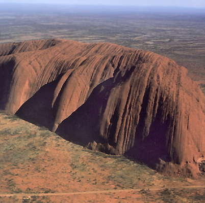 Центральная Австралия. Скала Эйрс - популярное место туризма.