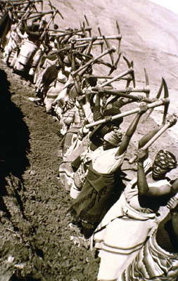 Лесото. Женщиы на строительстве дороги. 1969 год.
