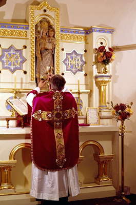 Священник, возносящий молитву во время мессы.