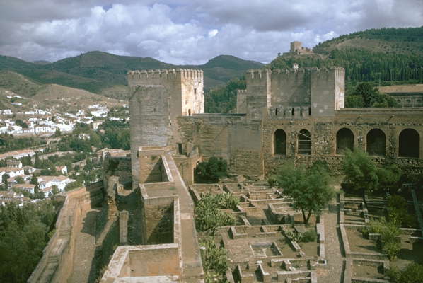 Стены замка Альгамбра.