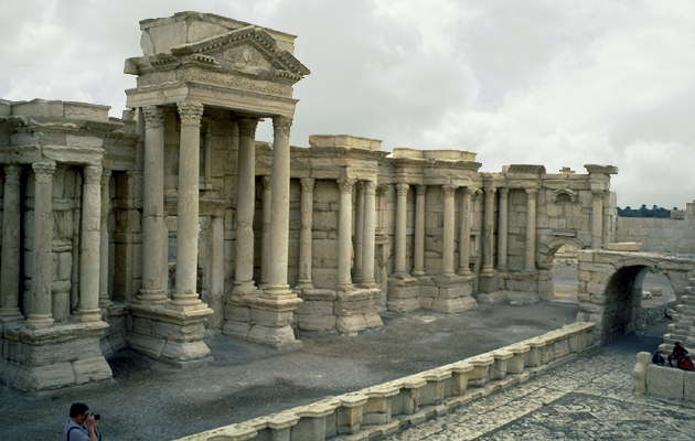 Портик. Руины театра в Тадморе, Сирия.