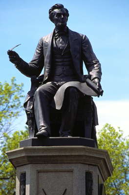 Памятник Аврааму Линкольну в Филадельфии.