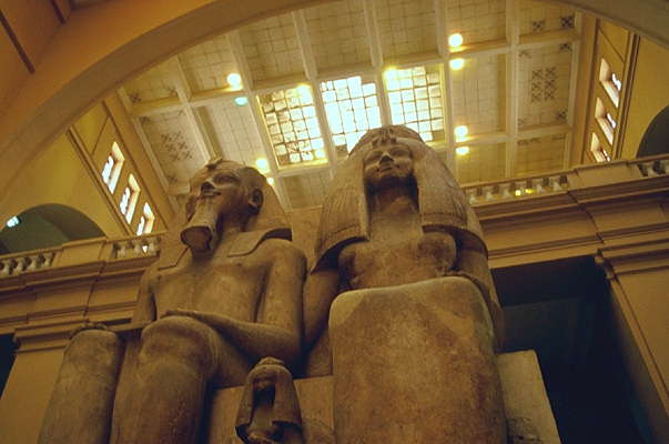Статуи Аменхотепа III и его жены. Каирский музей.