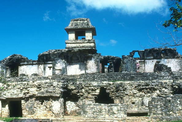 Америка. Руины построек племен майя в Мексике.