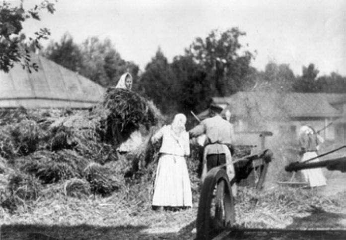 Молотьба в деревне. 1909