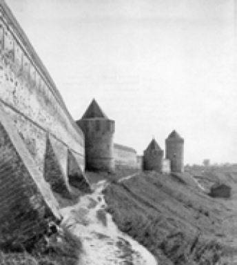 Стены Покровского монастыря в Суздале