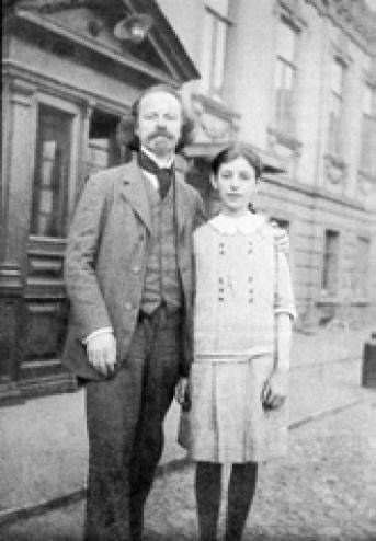 К. Д. Бальмонт с дочерью Ниной. Фото 1914. Из собрания РГАЛИ