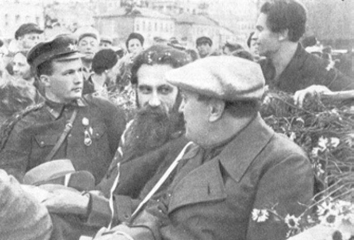 Встреча челюскинцев в Москве. Слева направо: Н. П. Каманин, О. Ю. Шмидт, В. В. Куйбышев