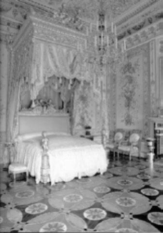 Кровать в парадной спальне императрицы Марии Федоровны во дворце в Павловске